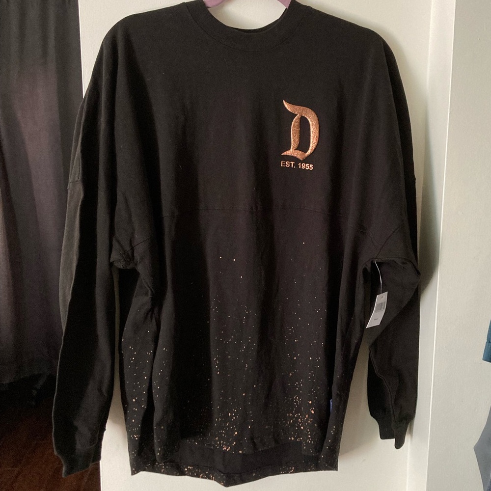 ✨BRAND NEW ✨
Black with gold lettering spirit jersey